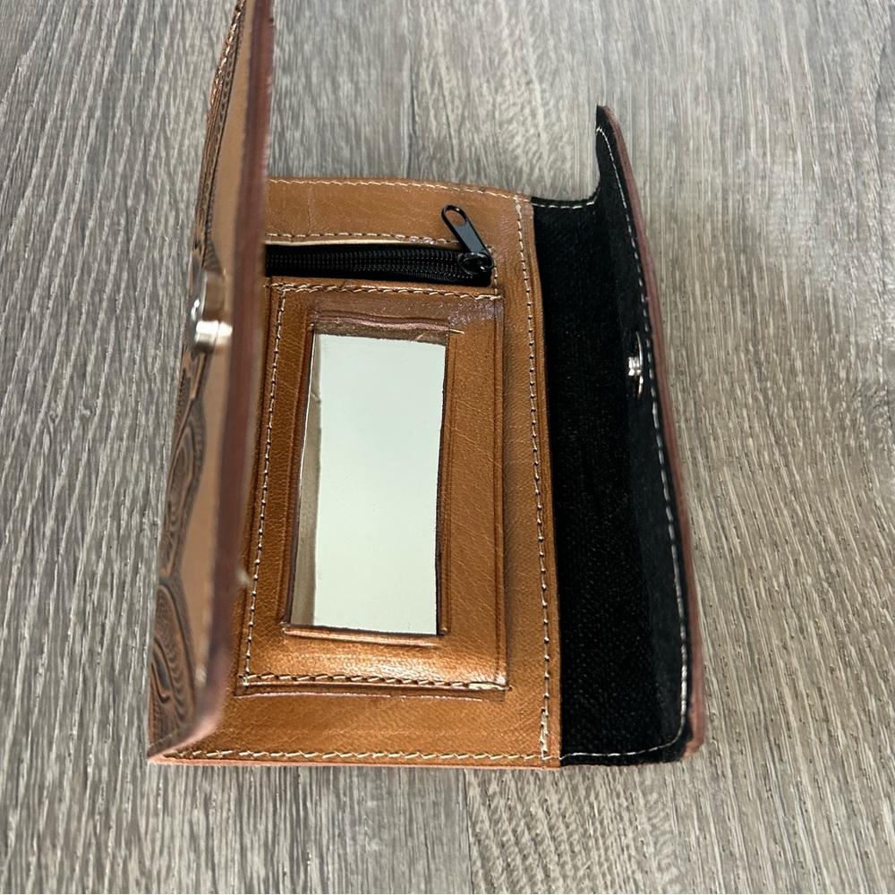 Tooled leather floral tan wallet with mirror inside - Picture 5 of 8